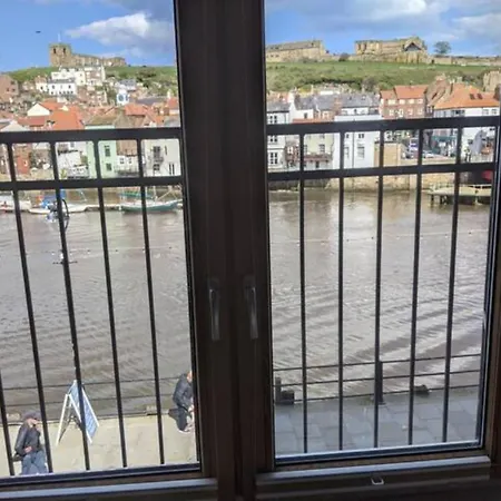 Harbour Side Sleeps 8 * Whitby