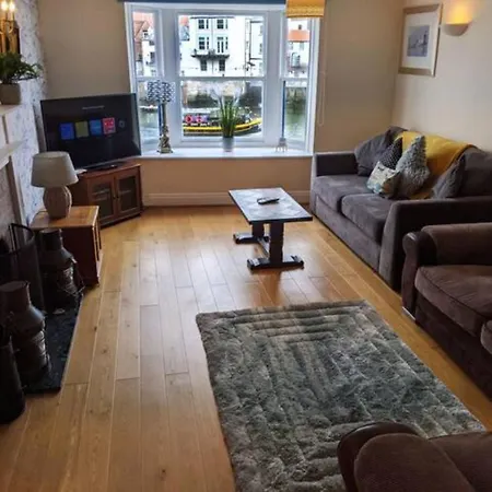 Harbour Side Sleeps 8 * Whitby
