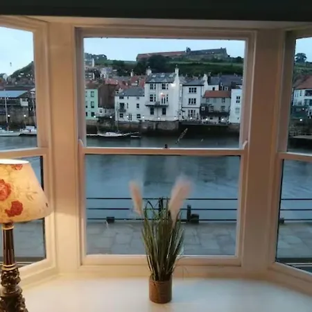 Apartment Harbour Side Sleeps 8 Whitby